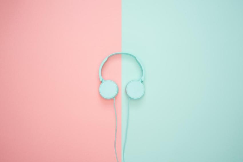 Pastel Minimalist Headphone Desktop Wallpaper